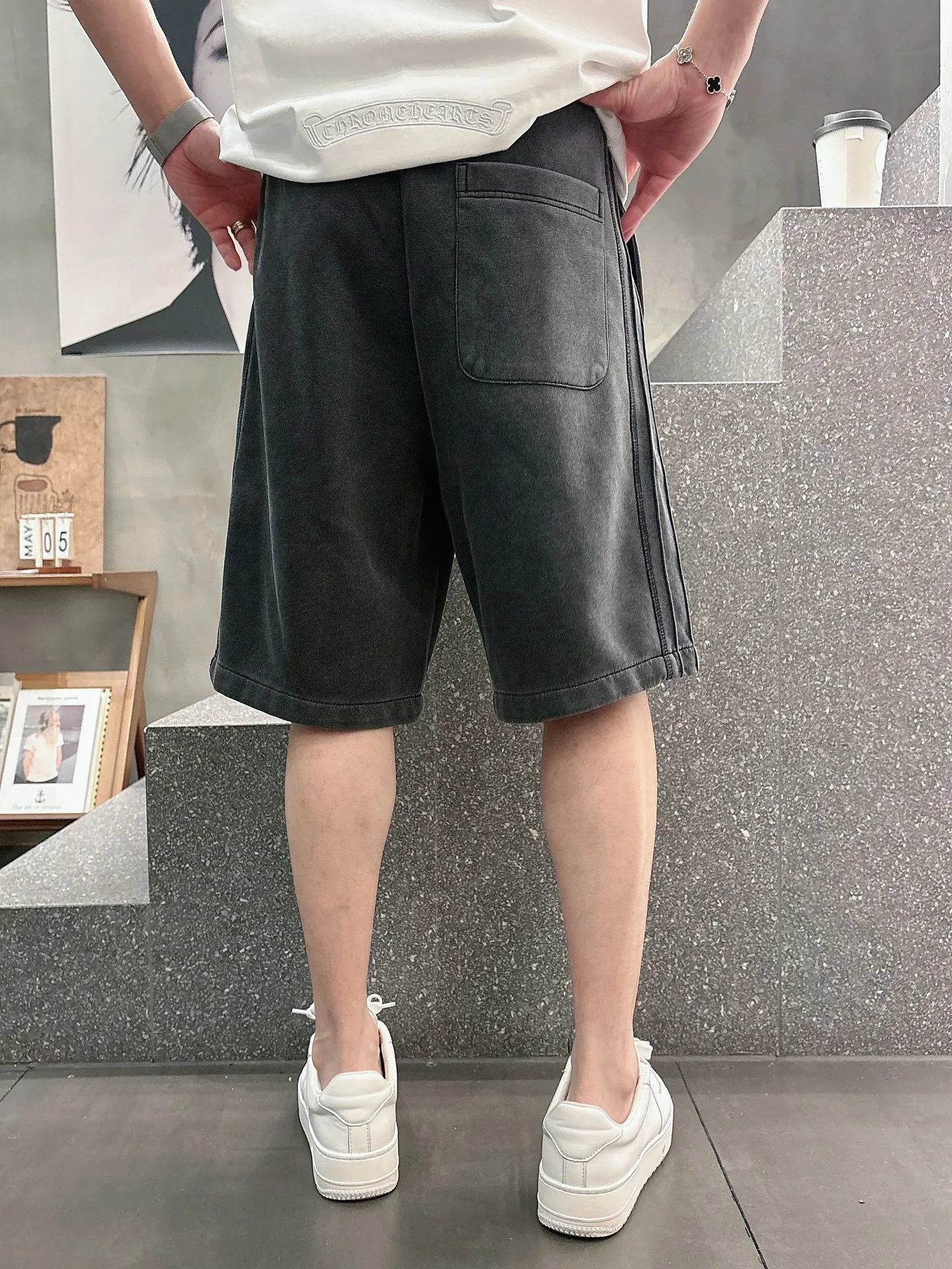 Balenciaga's three-standard complete 2026 summer New Arrival men's casual shorts, advanced custom-made Breathable fabric, Breathable fabric, extremely stretchy and comfortable, impeccable details, top-grade accessories, original logo design concept, delicate and soft feel! The upper body fit is awesome! Size: M-XXXL Please state your height and weight when ordering
